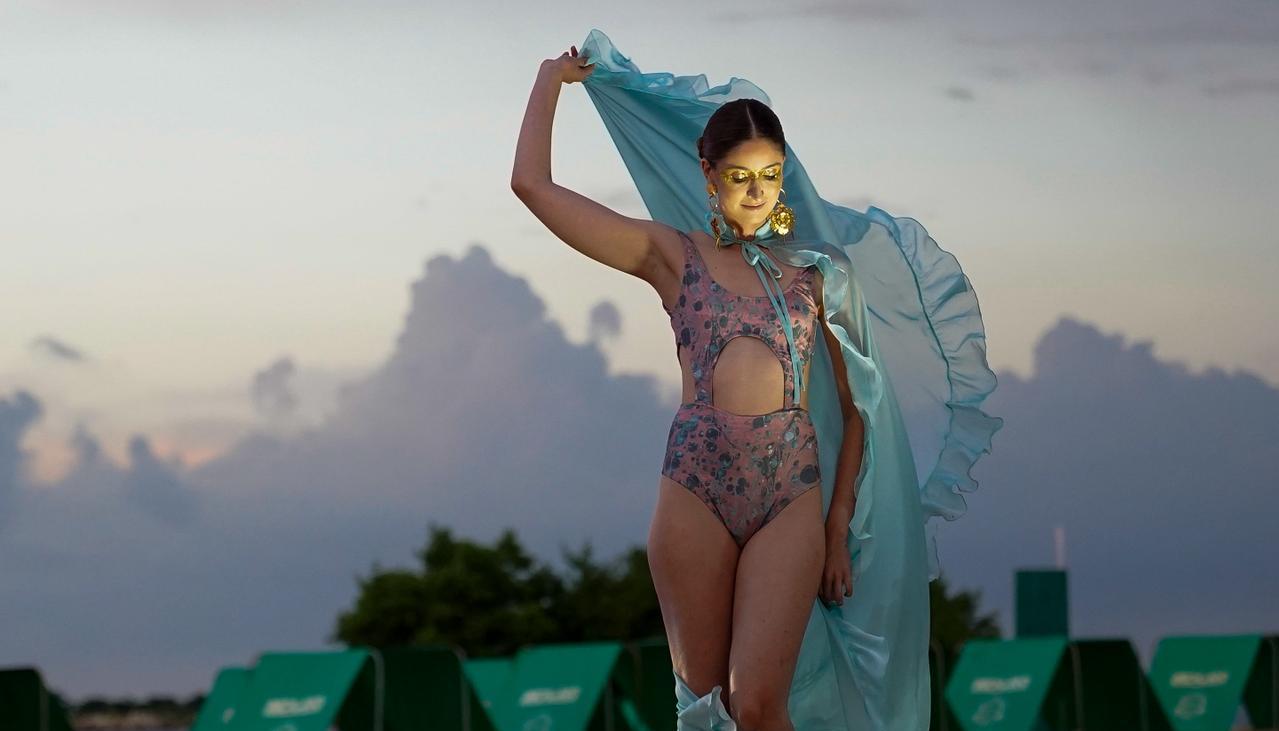 La colección incluye vestidos de baños enterizos.