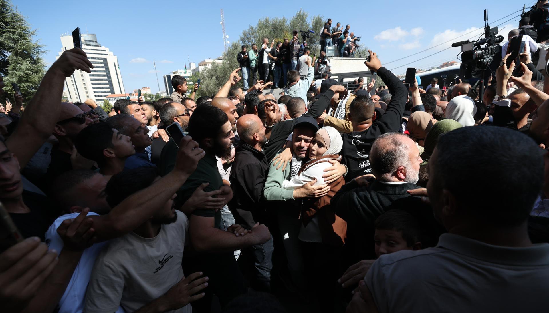 La gente saluda a los presos palestinos liberados a su llegada a Ramala.
