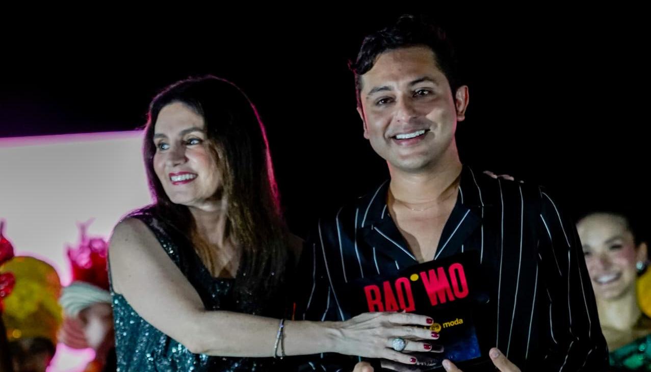 La primera dama, Katia Nule, entregando un reconocimiento de Kenn Kozz.