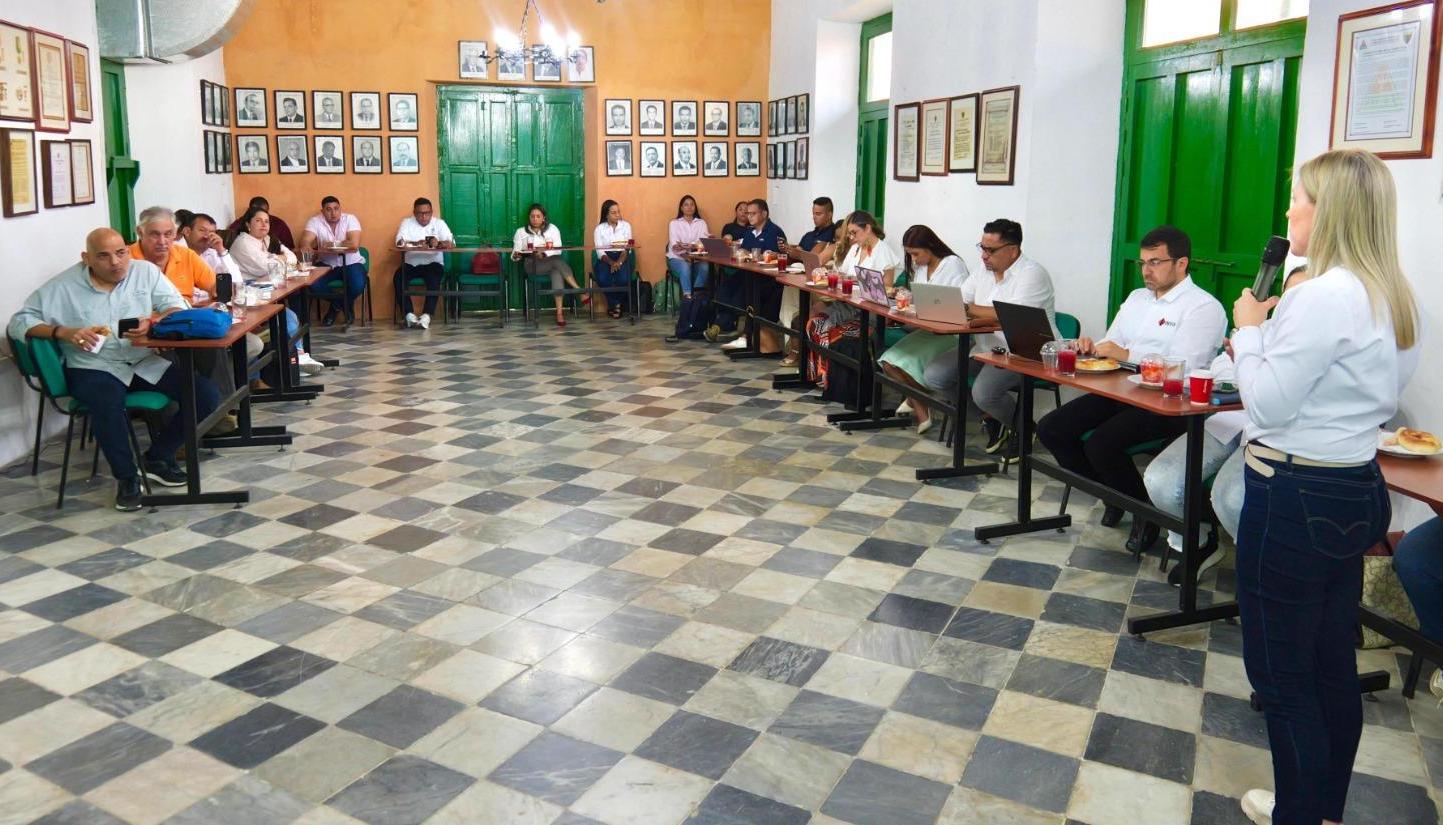 La viceministra de Infraestructura del Ministerio de Transporte, Liliana Ospina, en la reunión en Cartagena