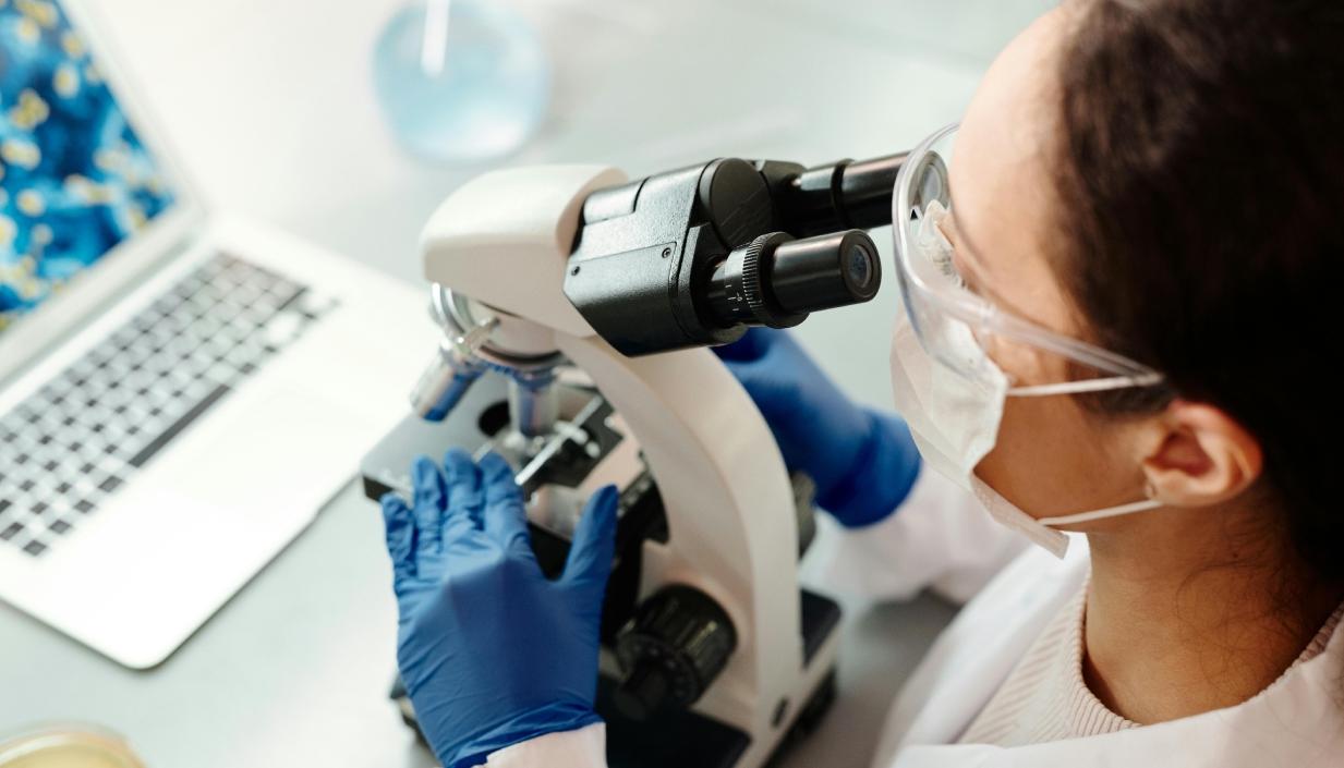 El urocultivo es fundamental para saber cuál es la bacteria que origina la infección urinaria y saber cómo atacarla. 