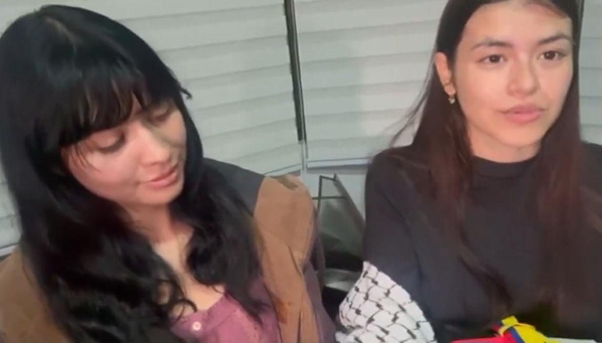 Las activistas colombianas Manuela Bedoya y Luna Barreto en su regreso al país.