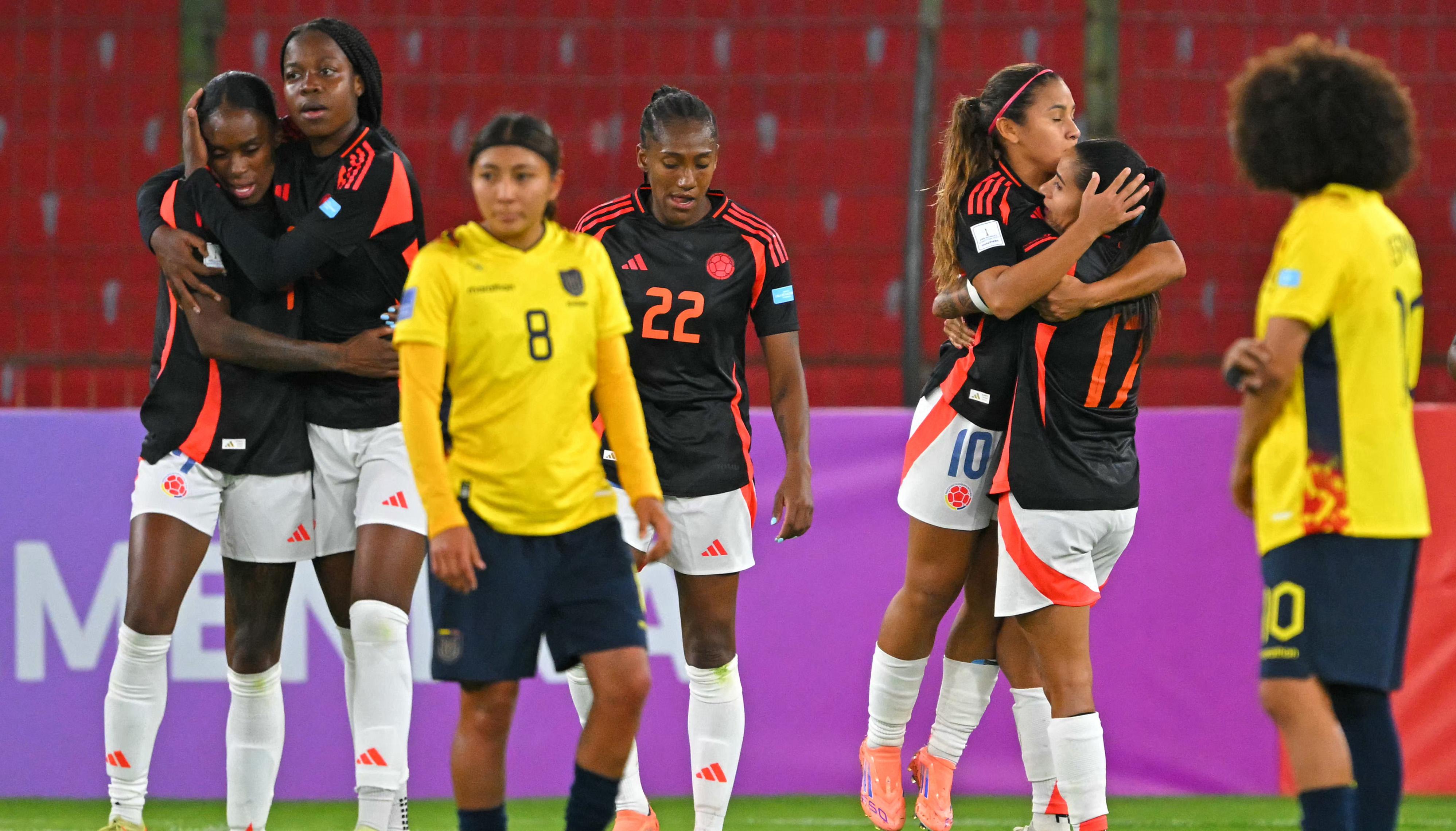 Leicy Santos celebrando su anotación.