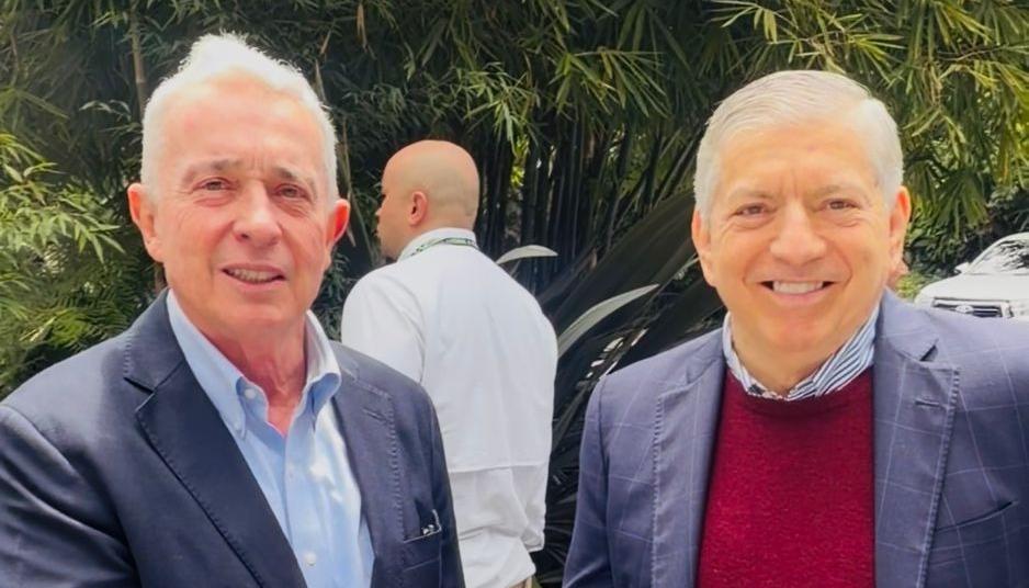 Los expresidentes Álvaro Uribe y César Gaviria.
