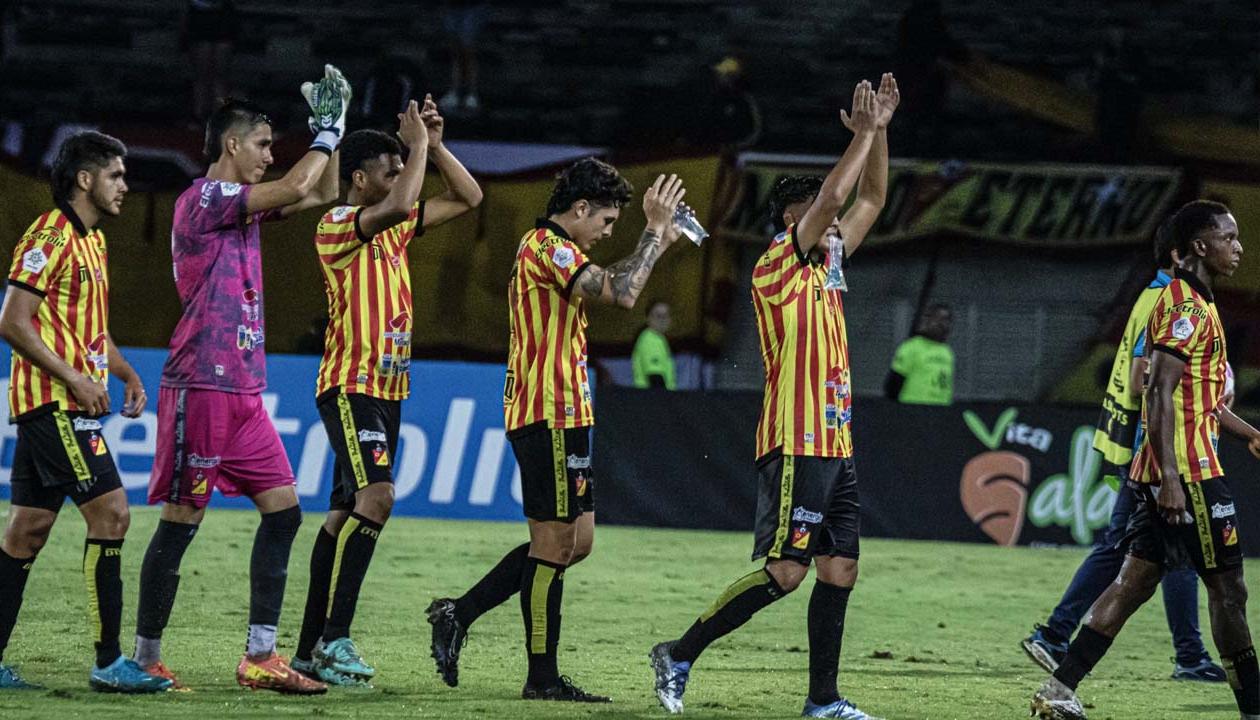Los juveniles del Deportivo Pereira tras el partido que perdieron 5–1 contra Águilas Doradas. 