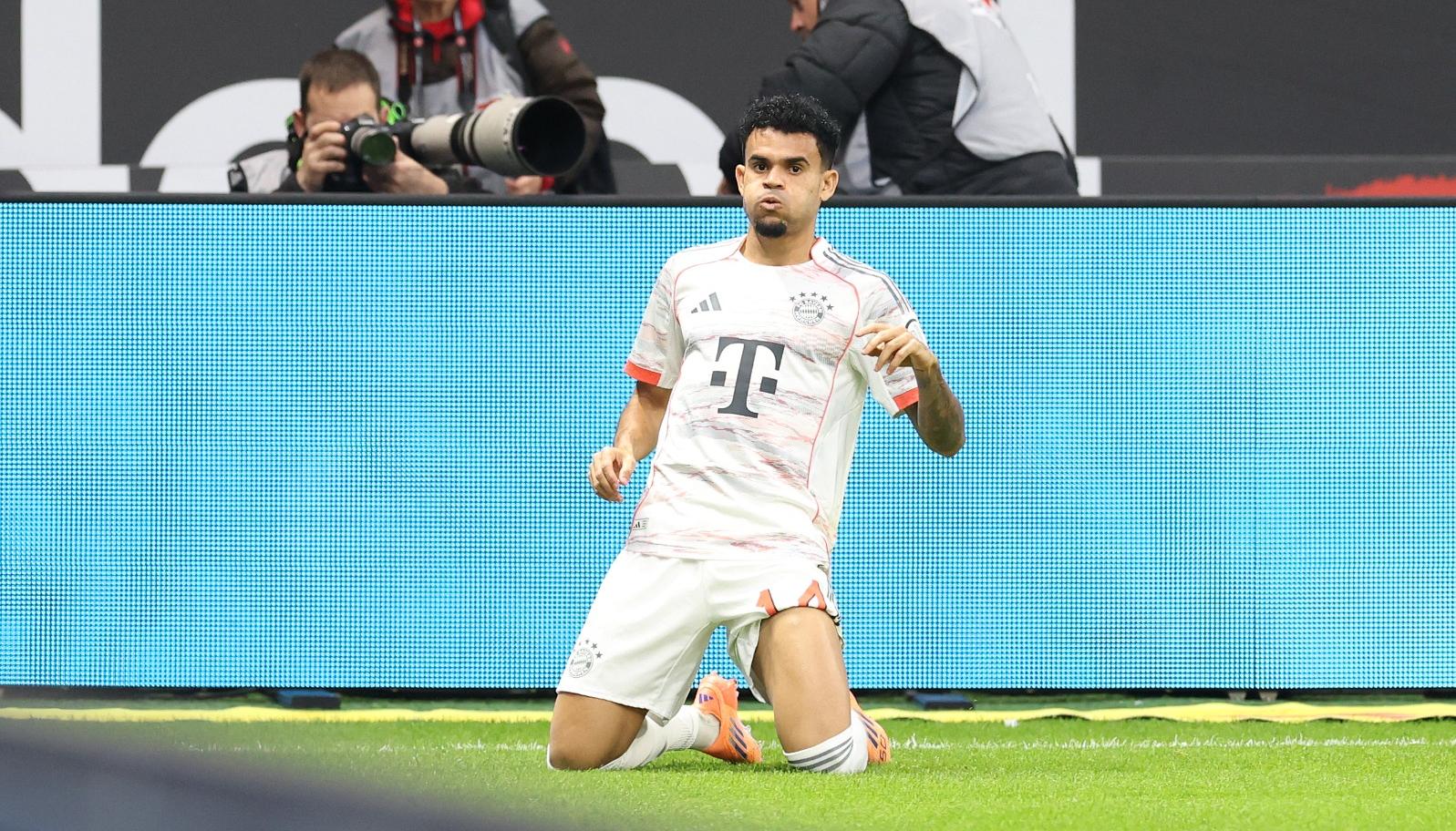 Luis Díaz celebrando uno de sus tantos.