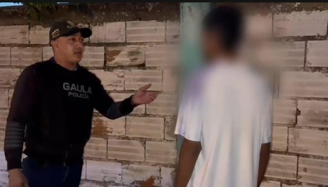 Adolescente tras ser aprehendido por el Gaula de la Policía. 