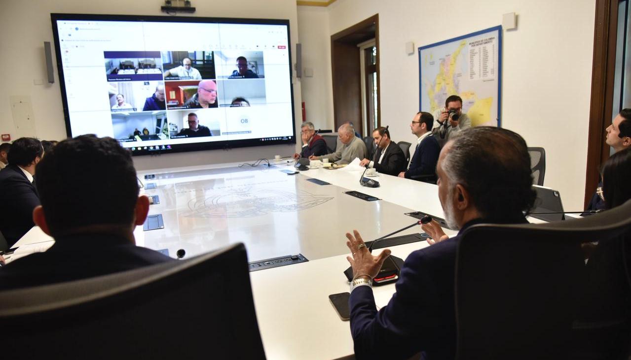 Armando Benedetti, ministro del Interior, en la reunión con los exparamilitares. 