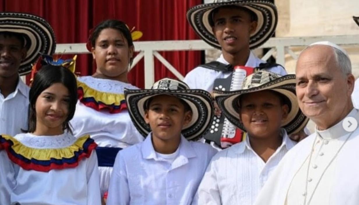 Niños cantores de vallenato con el Papa León XIV. 