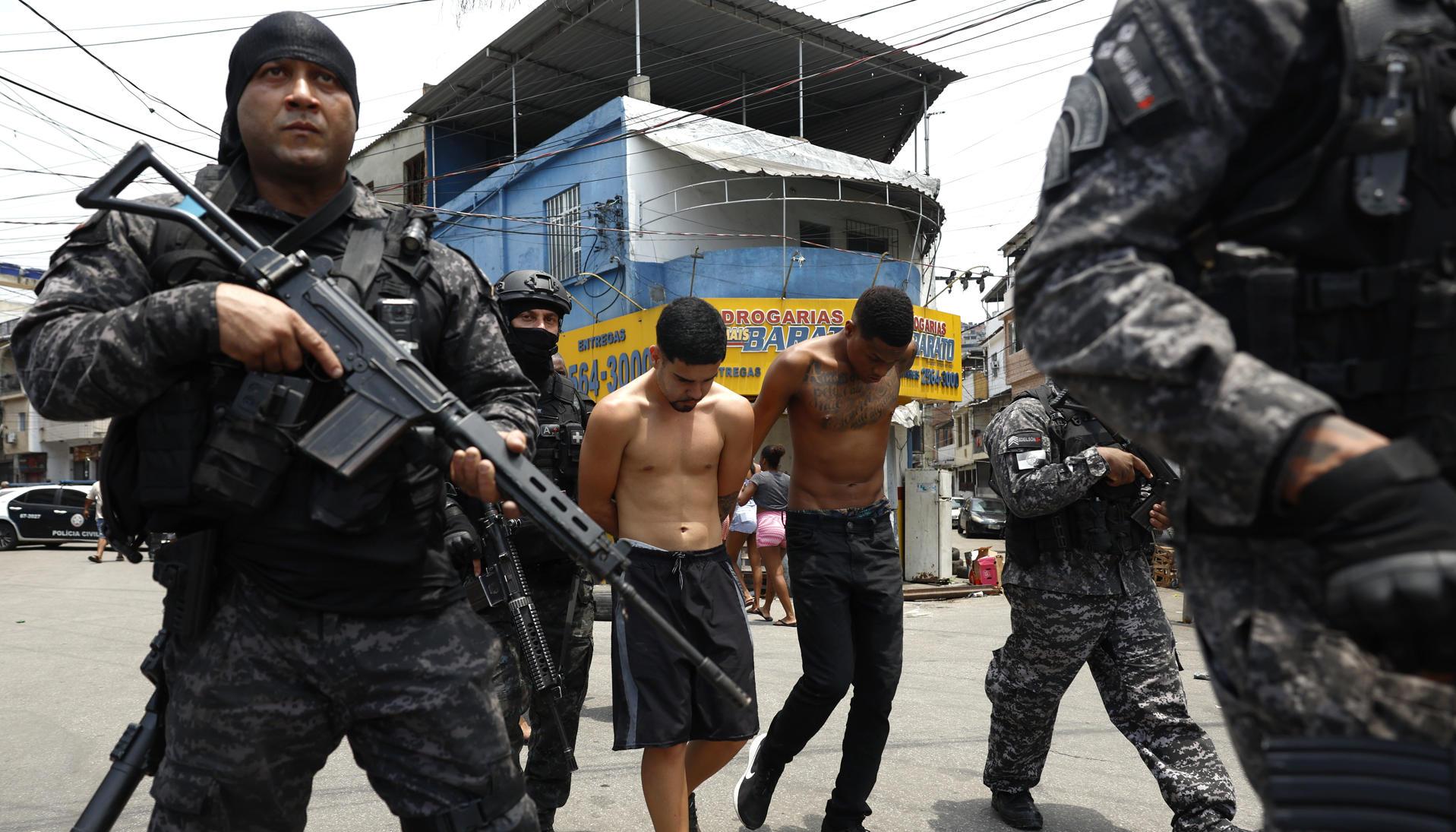 Varios detenidos durante el operativo de este martes en Río de Janeiro. 
