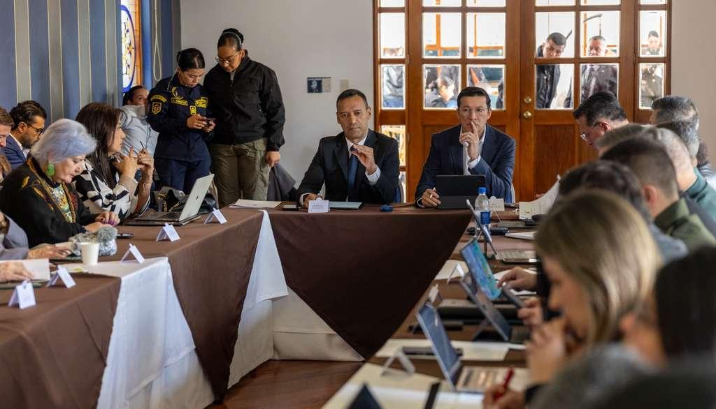 El Ministro de Defensa, Pedro Sánchez, y el Registrador Nacional, Hernán Penagos.