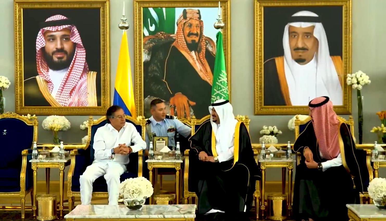 El Presidente Petro con el príncipe heredero de Arabia Saudí, Mohamed bin Salman.