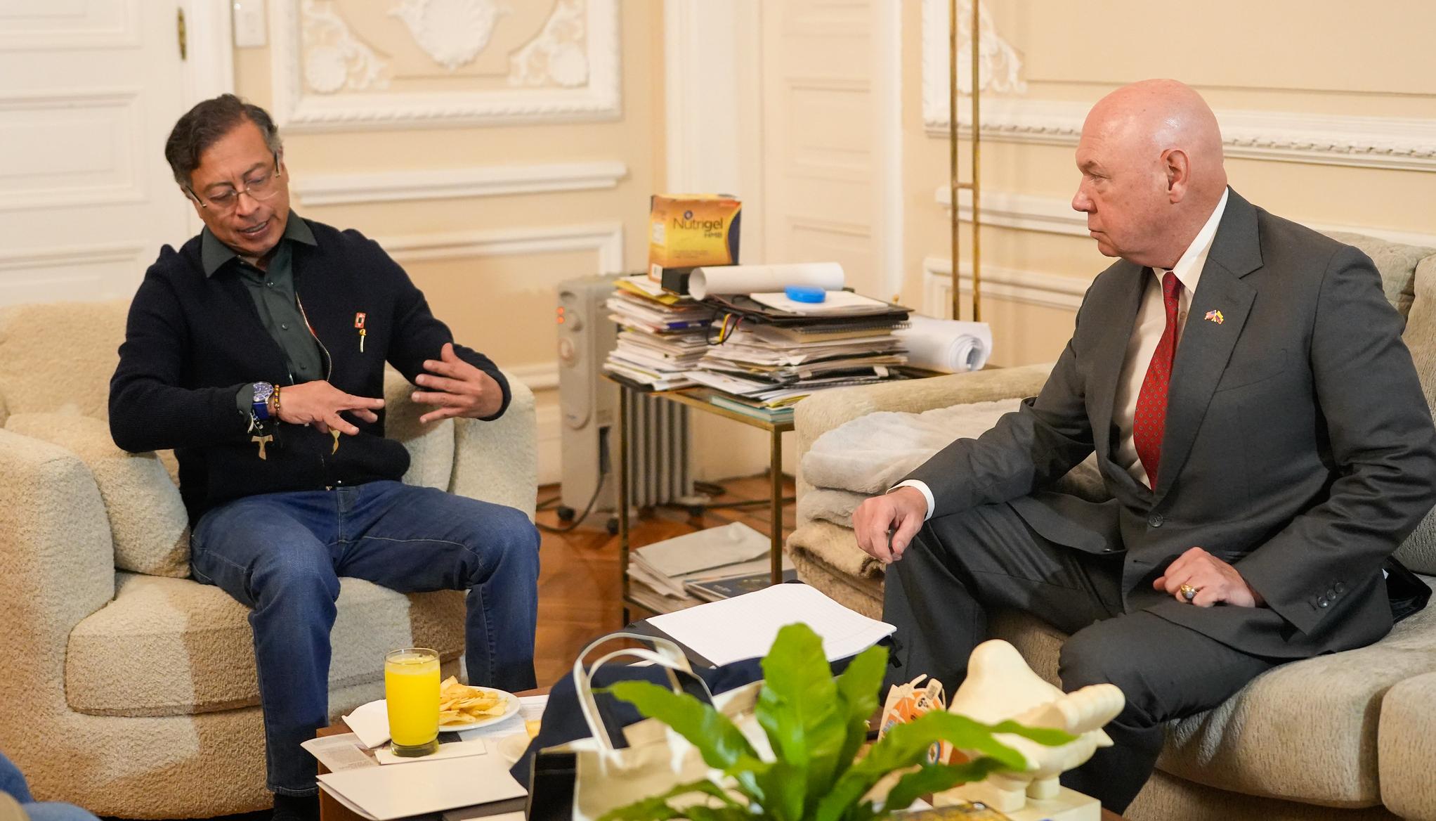 El Presidente Gustavo Petro y el jefe de Misión y encargado de Negocios de la Embajada de EE.UU. en Bogotá, John T. McNamara.