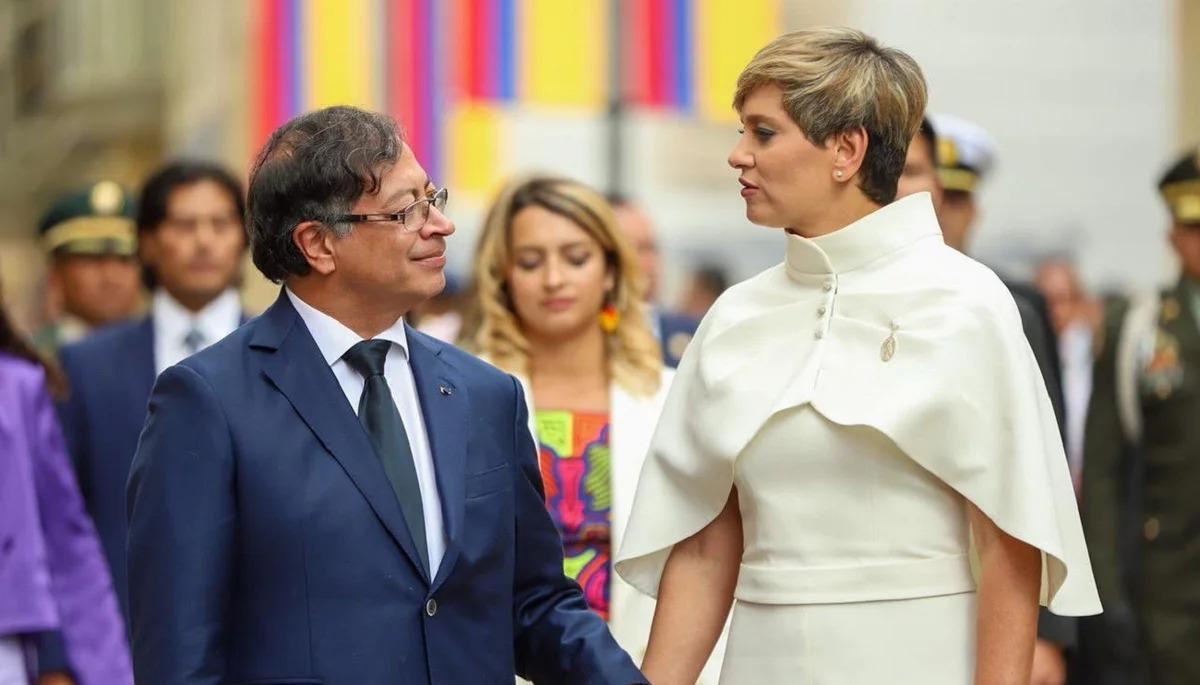 Gustavo Petro y Verónica Alcocer durante la posesión presidencial.