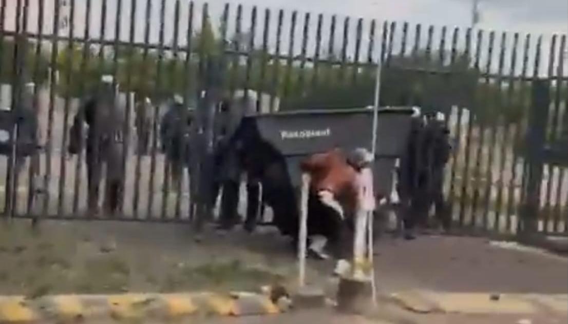 Policía afuera de la Universidad del Atlántico.