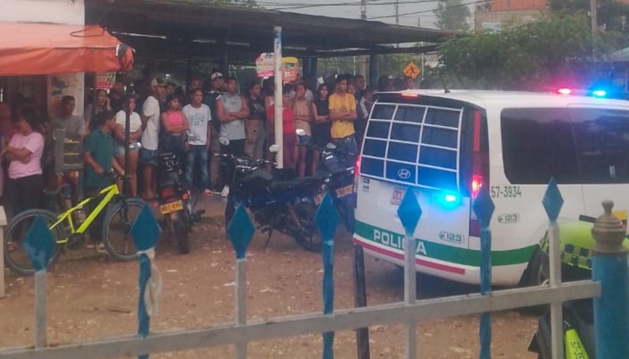 La Policía y personas aglomeradas en frente del lugar de los hechos. 