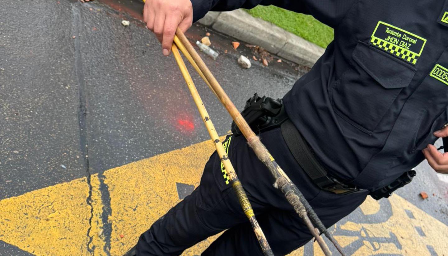 Algunas de las flechas con que atacaron a los policías. 