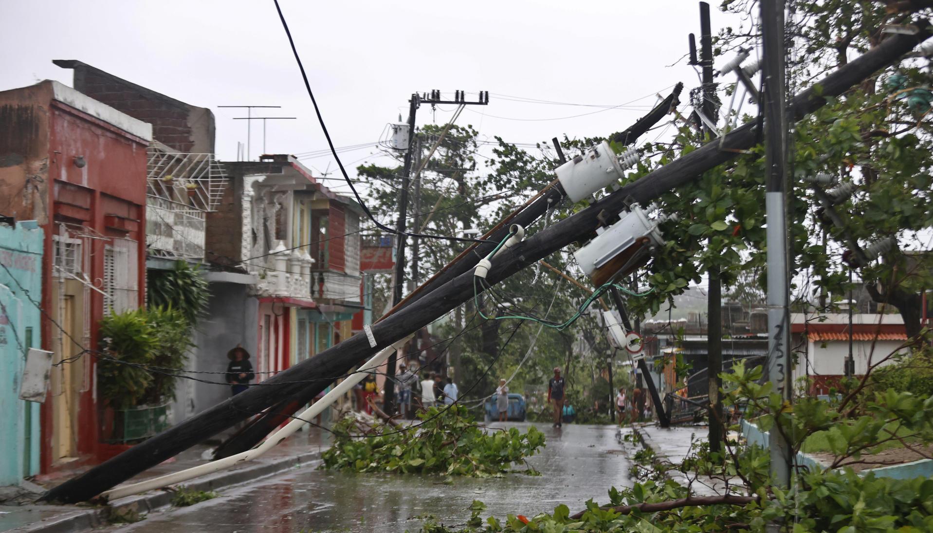 Calle afectada por el paso del huracán Melissa este miércoles, en Santiago de Cuba.