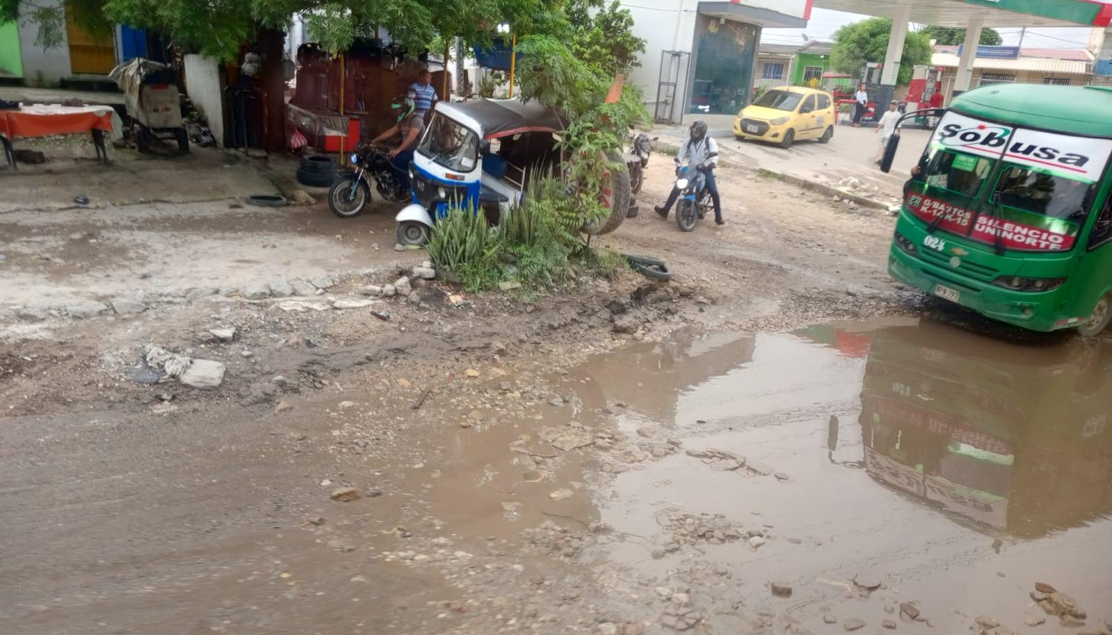 Vía en mal estado en carril norte -sur de la prolongación de Murillo, frente al centro comercial Nuestro Atlántico. 