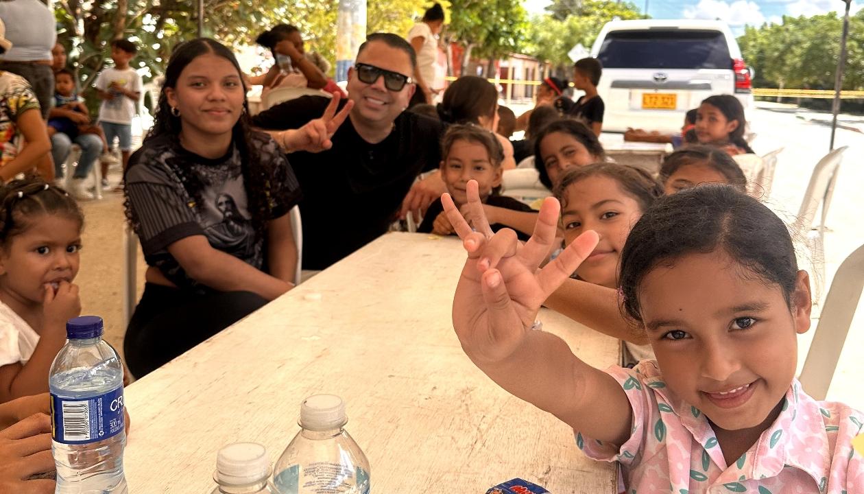 El diputado Harry Canedo junto a los beneficiarios en Santo Tomás.