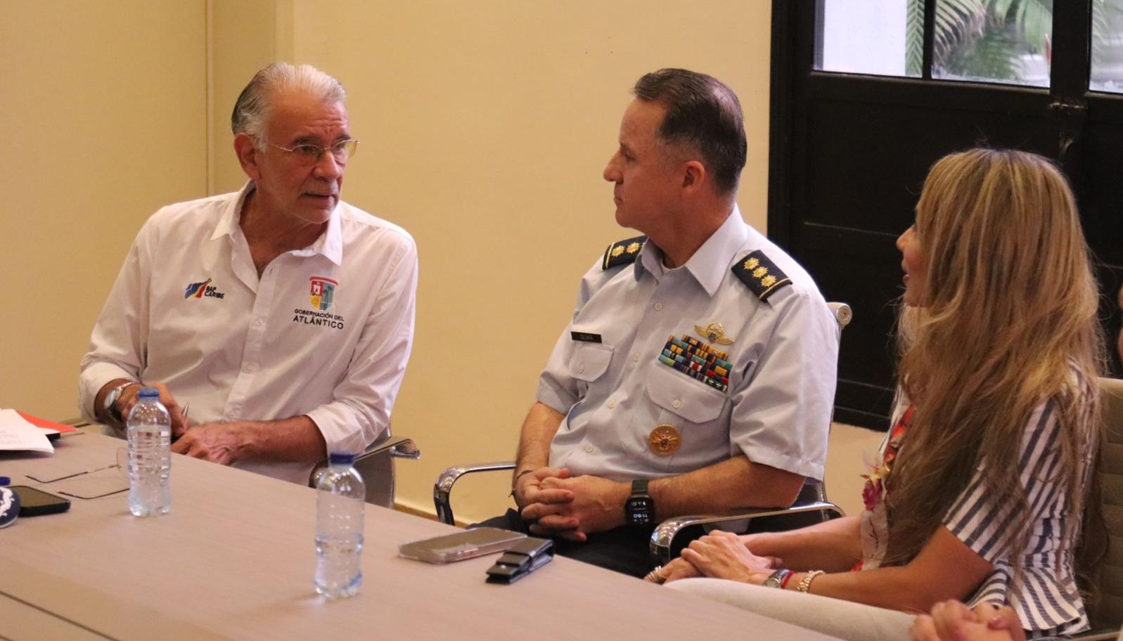 Gobernador Verano junto a directivo de Satena y Ana María Aljure, gerente de Ciudad de Barranquilla.