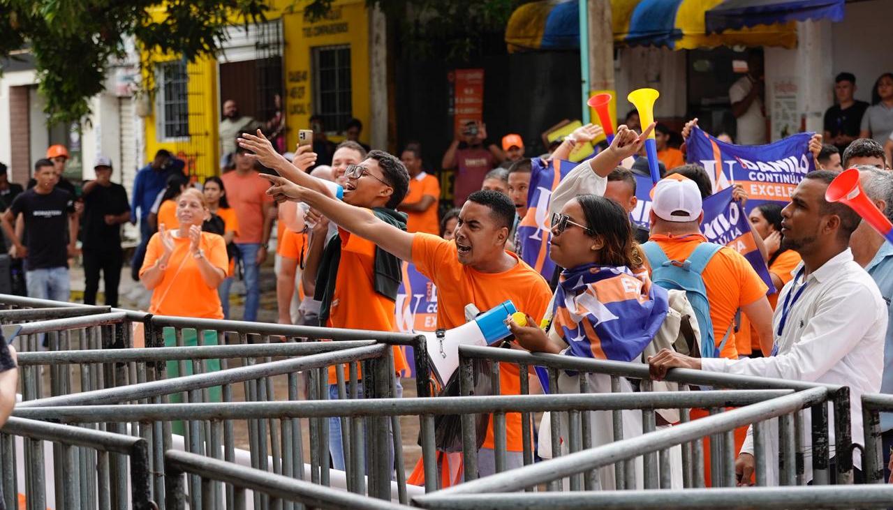 Seguidores de Danilo Hernández a las afueras de la Gobernación del Atlántico.