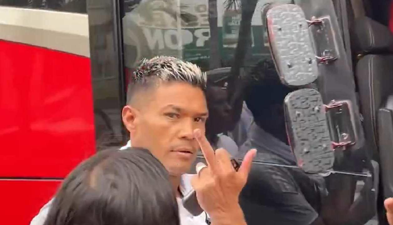Teófilo Gutiérrez haciendo un gesto obsceno a un periodista.