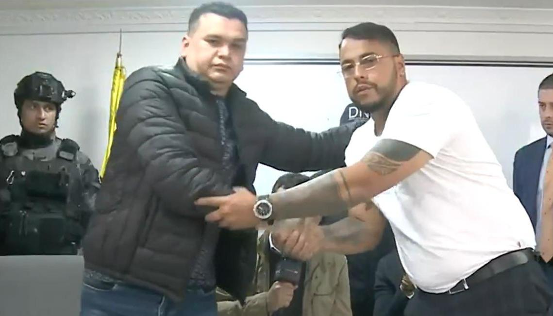 Digno Palomino y Jorge Eliécer Collazos tras firmar la prórroga de la tregua en la Cárcel La Picota, en Bogotá. 