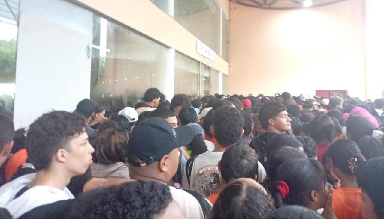 Aglomeración durante las votaciones en Uniatlántico.