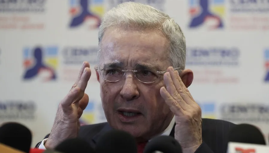 Álvaro Uribe Vélez.