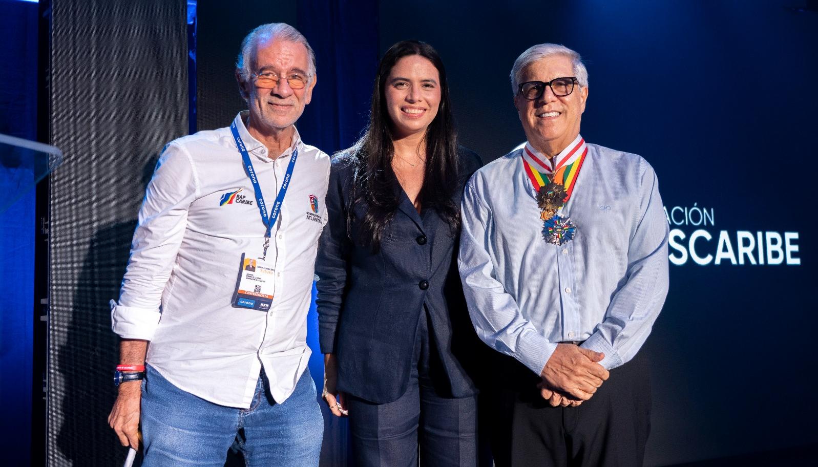 Gobernador Eduardo Verano; Diana Santiago, directora Fundación GasCaribe; y Ramón Dávila, gerente de Gases del Caribe.