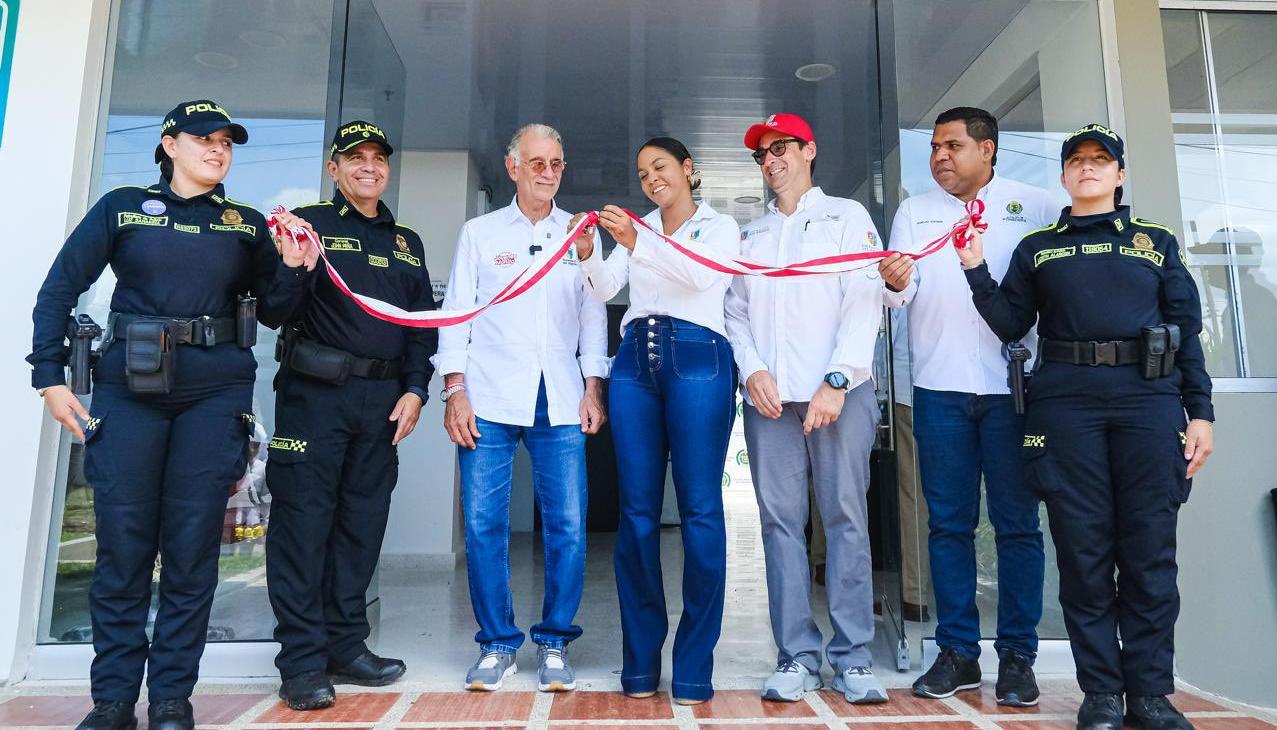 Gobernador Verano en la entrega de la nueva subestación de Policía en Puerto Giraldo, en Ponedera.
