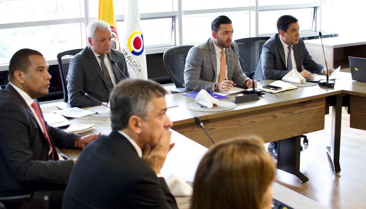 El Vicecontralor, Carlos Mario Zuluaga Pardo, en mesa de trabajo. 