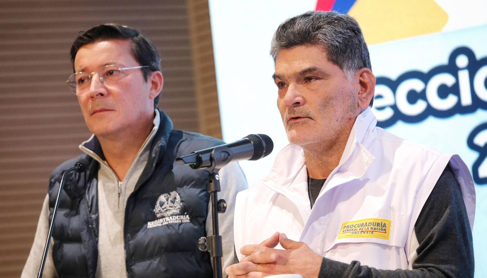 El Procurador acompañado del Registrador