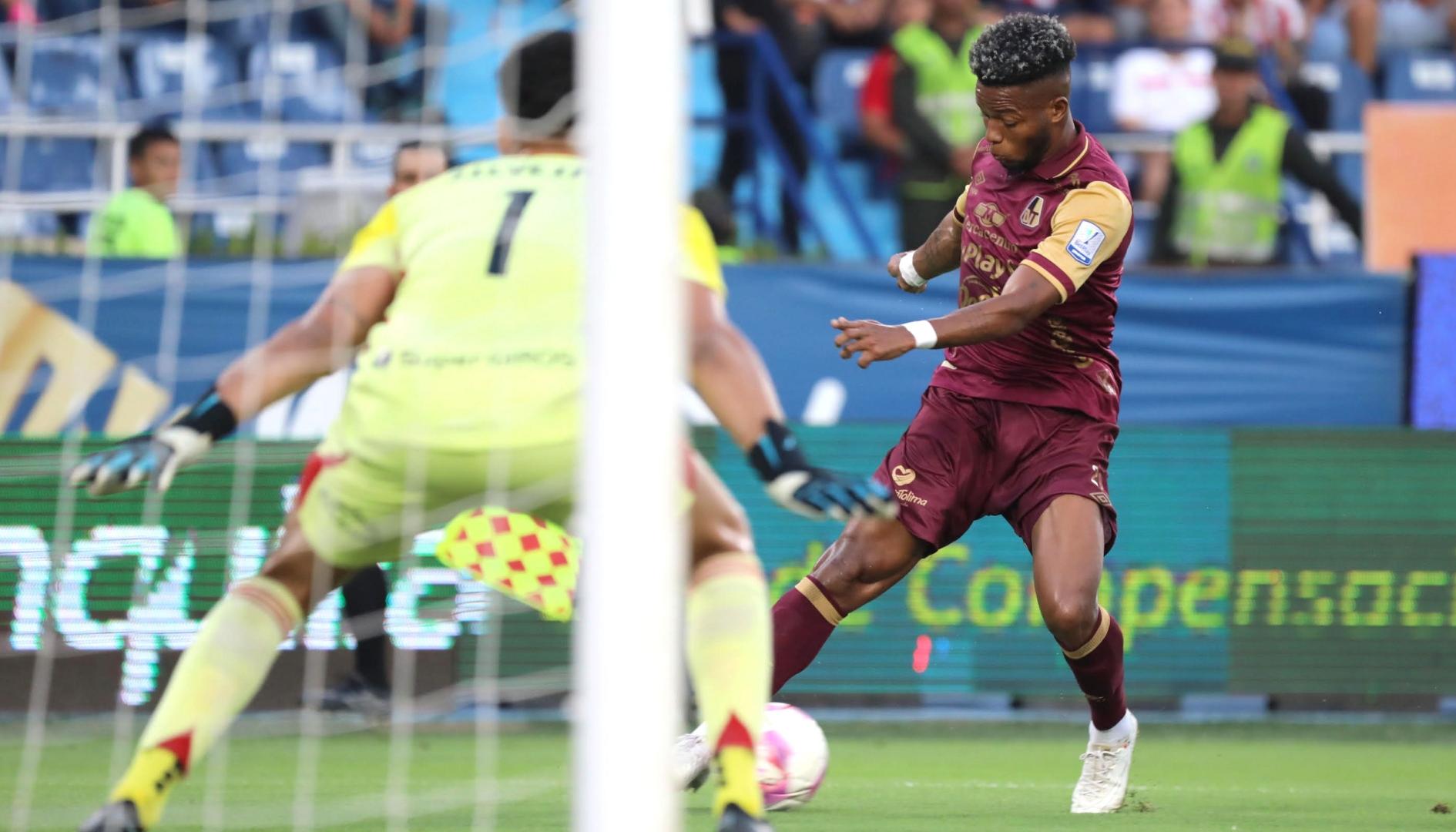 Yhorman Hurtado centrando para el gol del Tolima.