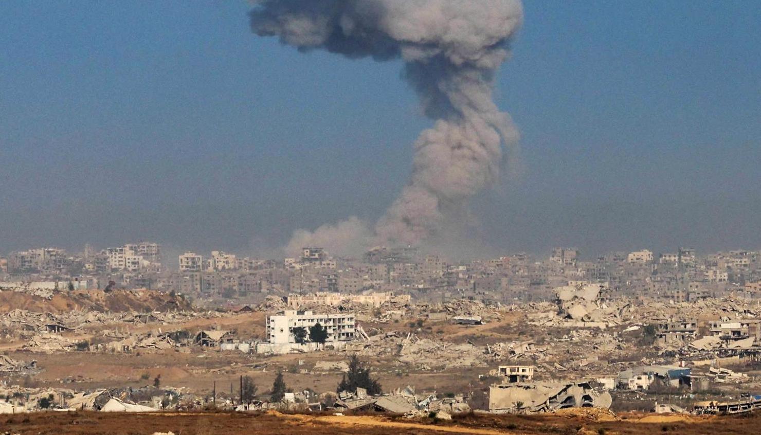 Humo en el norte de Gaza por ataques de Israel.