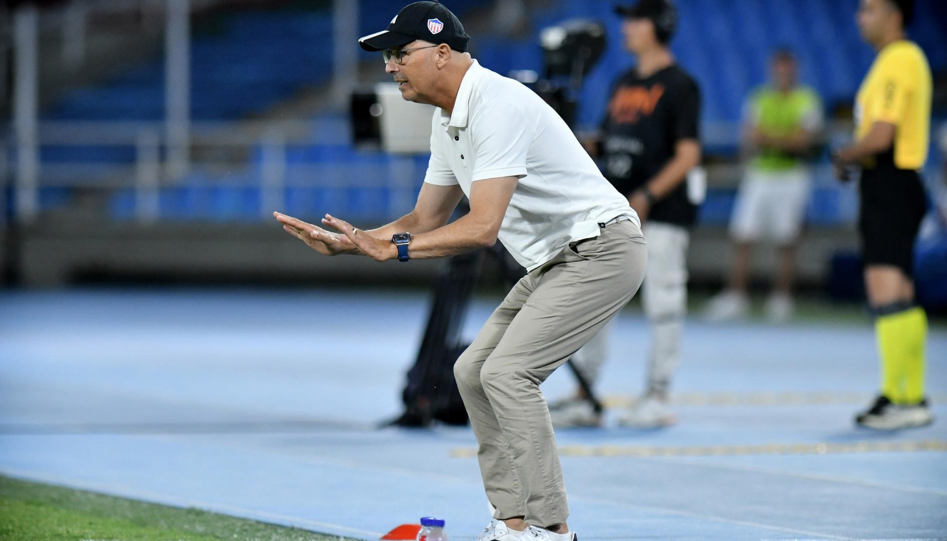 El técnico del Junior, Alfredo Arias, durante el partido contra América. 
