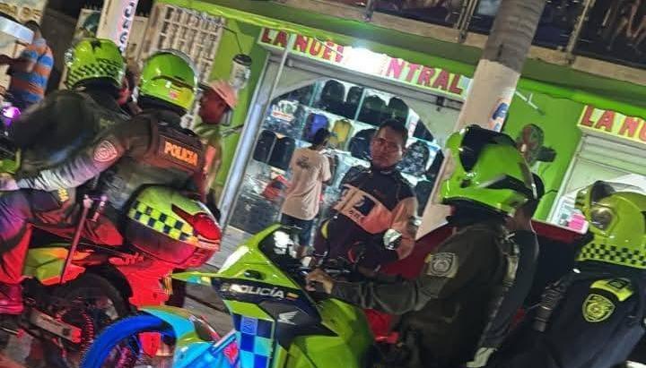 Policía atendiendo atentado en negocio de Sabanagrande. 