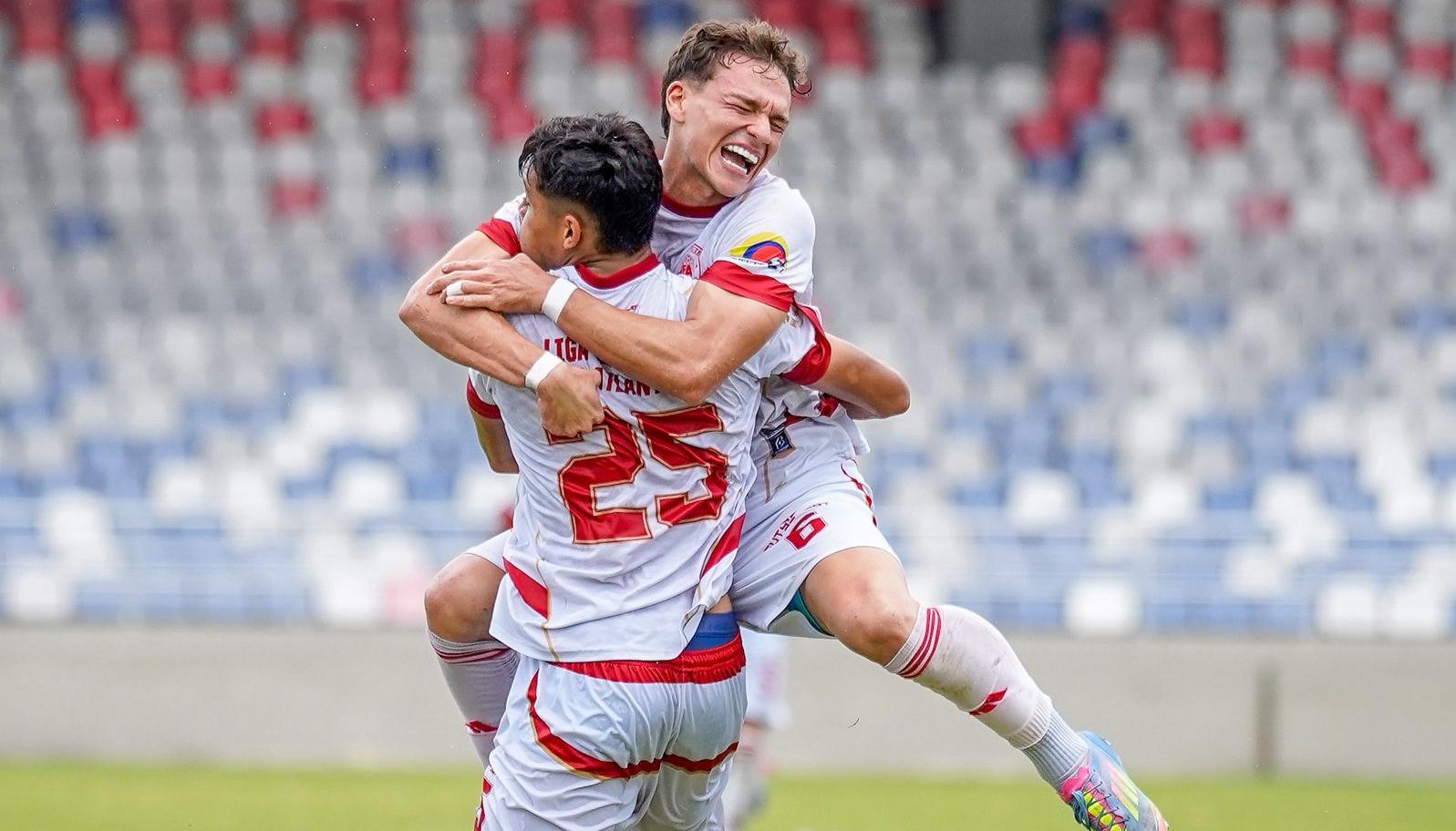 Daniel Socarrás celebra con Santiago Castro el gol de la victoria de Atlántico.