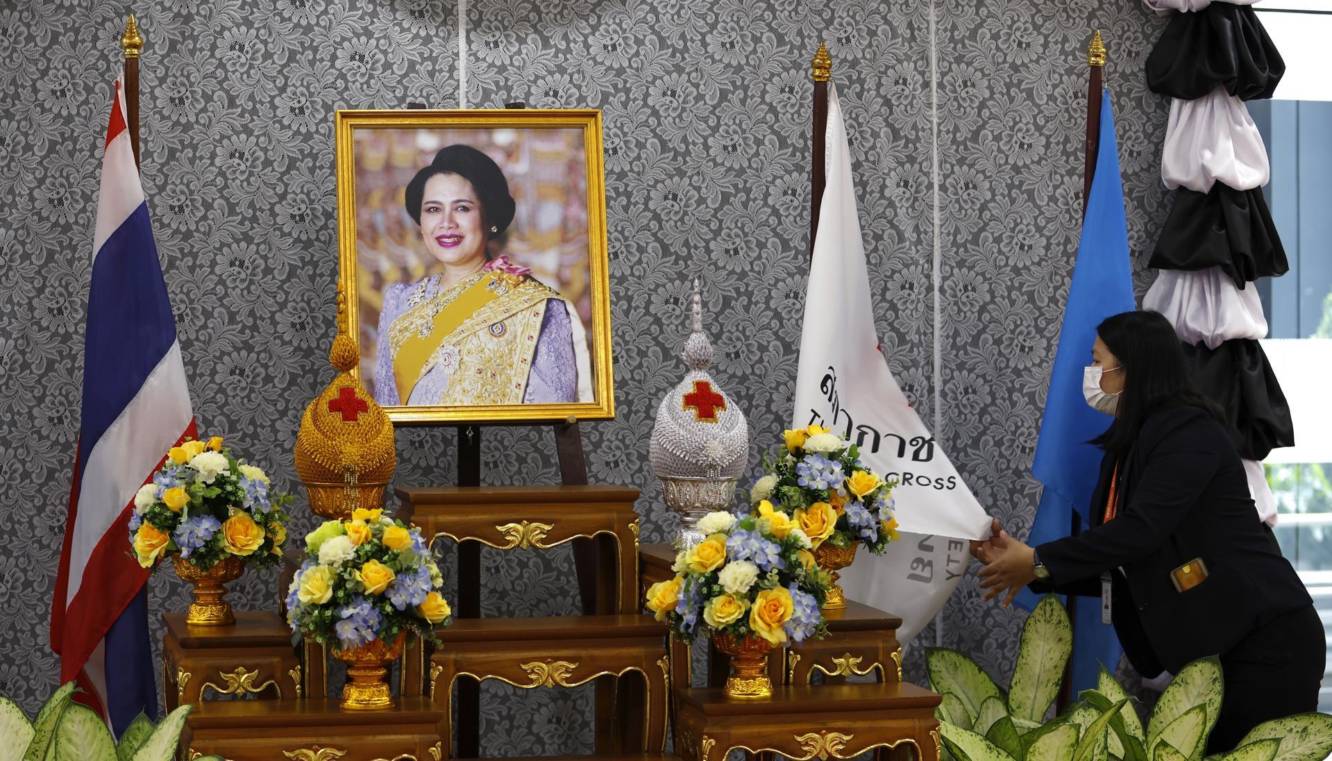 Reina madre Sirikit.