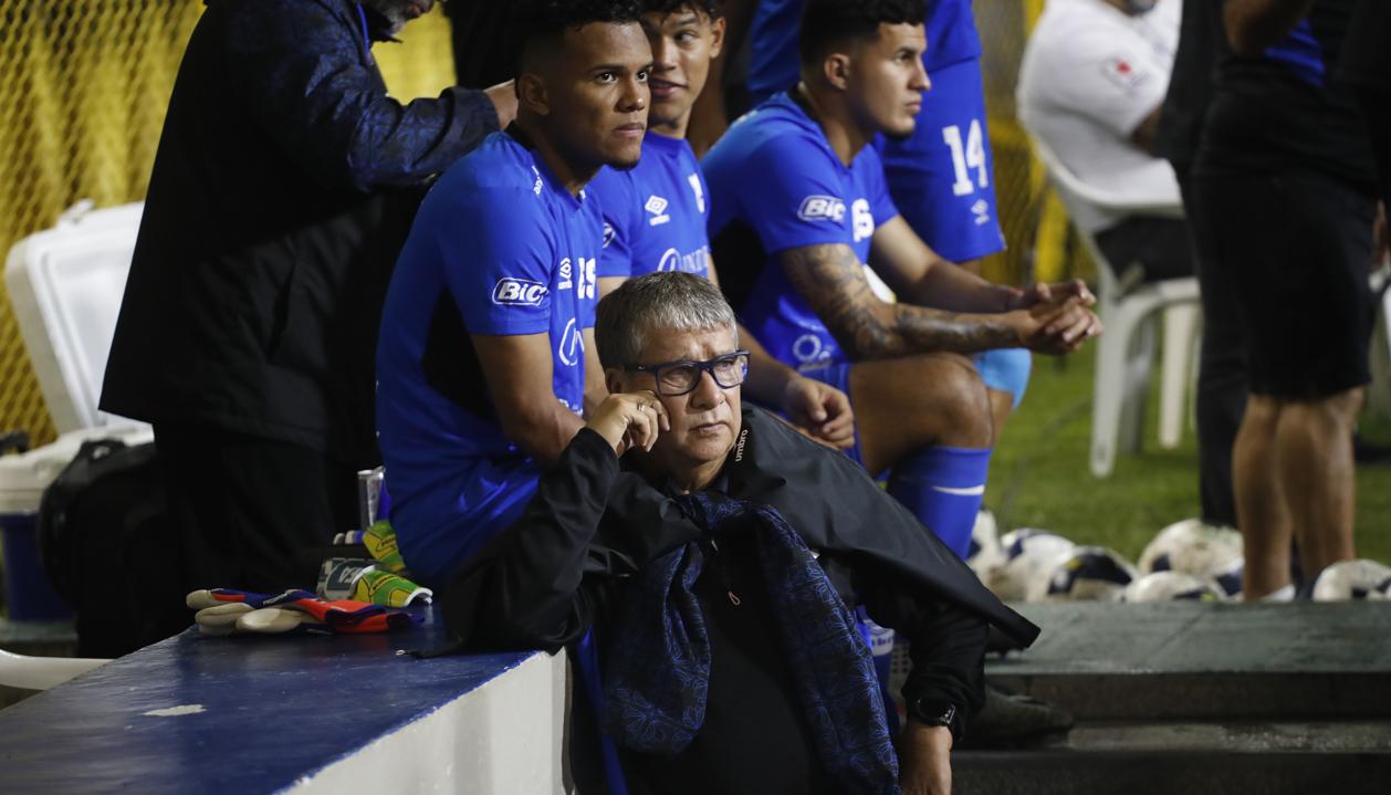 La cara de decepción de 'Bolillo' Gómez durante el partido contra Guatemala. 