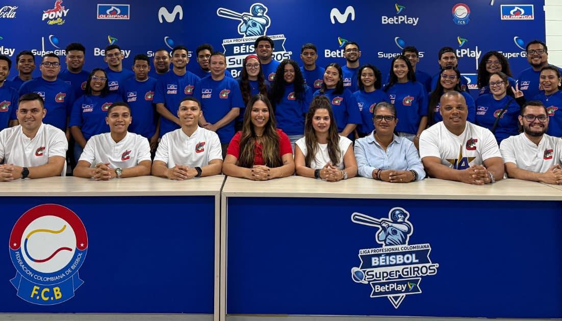 Los voluntarios escogidos con los encargados de las diferentes áreas de la organización Caimanes. 