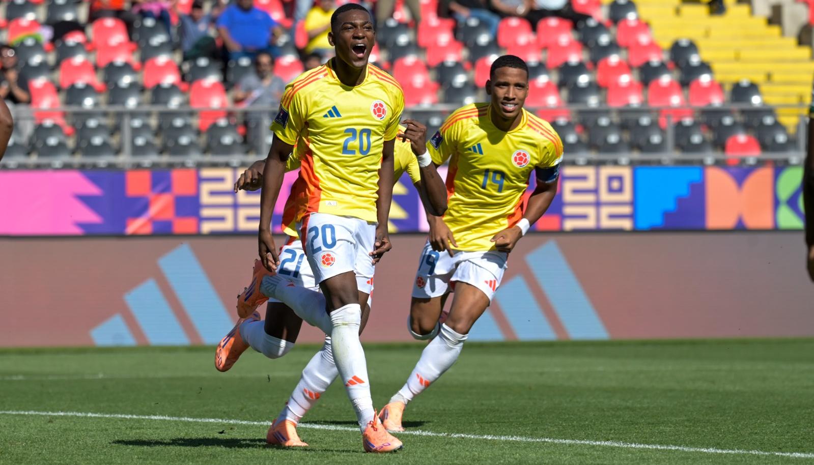 El juniorista Joel Canchimbo, autor del primer gol contra Sudáfrica, festeja con Kéner González. 