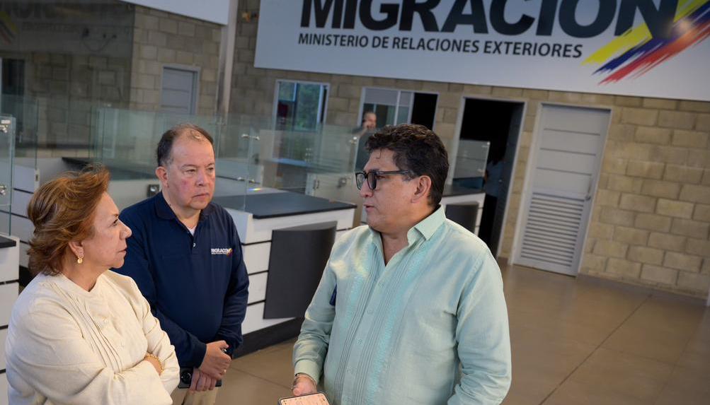 La canciller Rosa Villavicencio se reunió a primera hora con los familiares de los 17 colombianos que estaban detenidos en Venezuela.