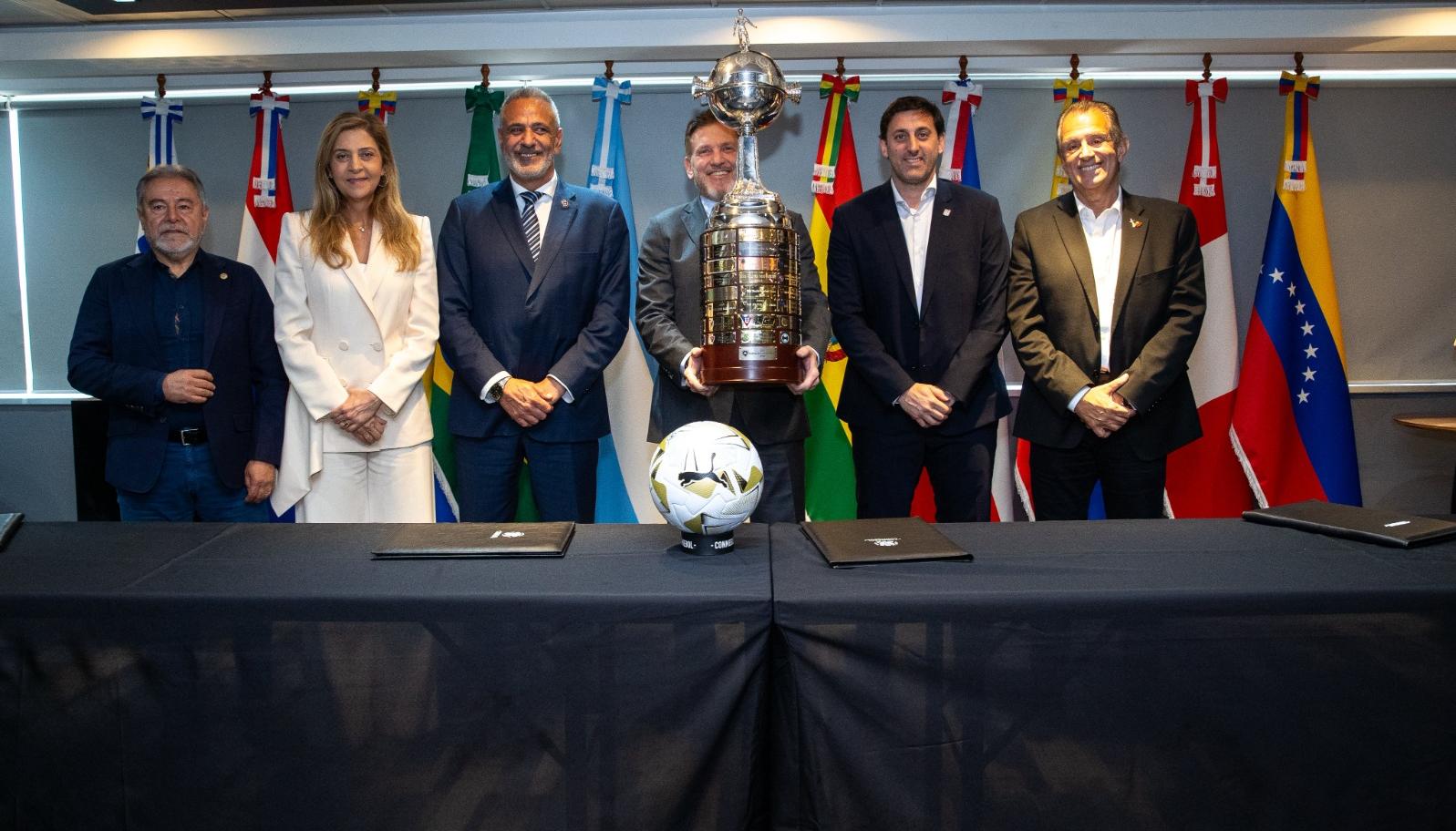 Alejandro Domínguez, presidente de la Conmebol, con el trofeo y los presidentes de los clubes semifinalistas.