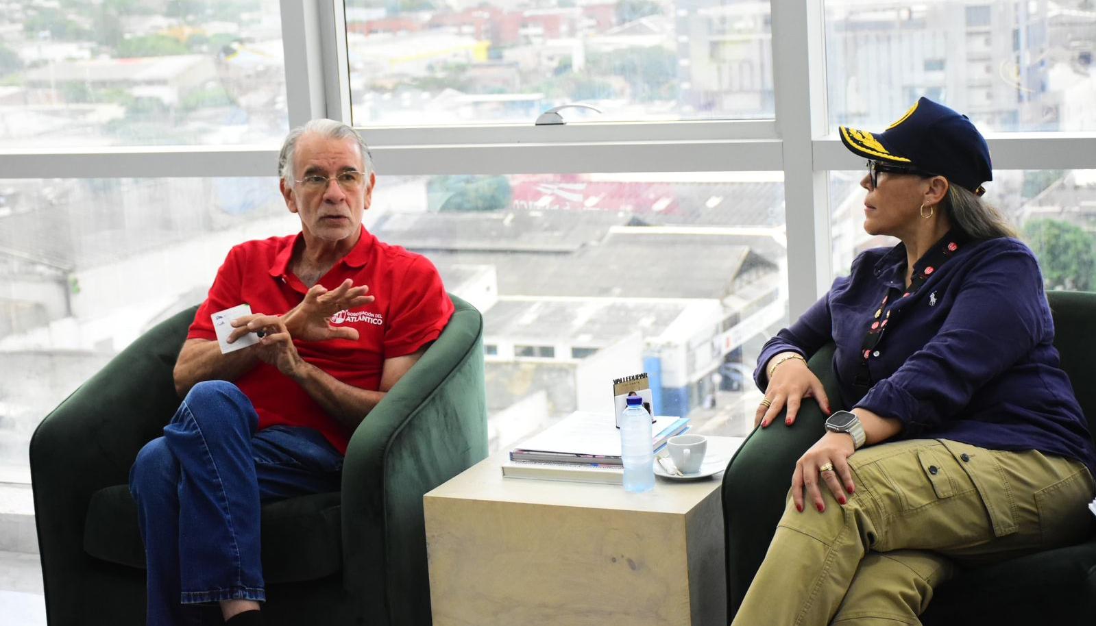 Eduardo Verano, gobernador del Atlántico, durante su reunión con Diana Olmos, delegada del Ministerio del Interior. 