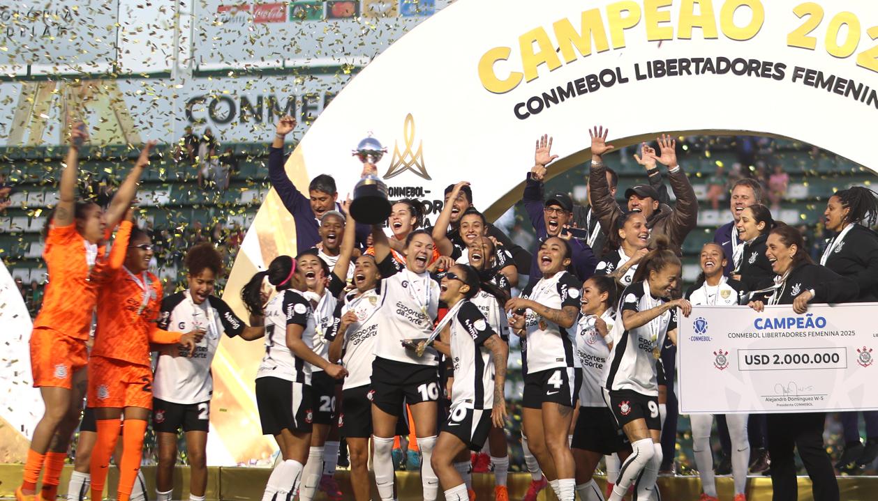 Jugadoras del Corinthians tras coronarse campeonas de la Copa Libertadores femenina. 