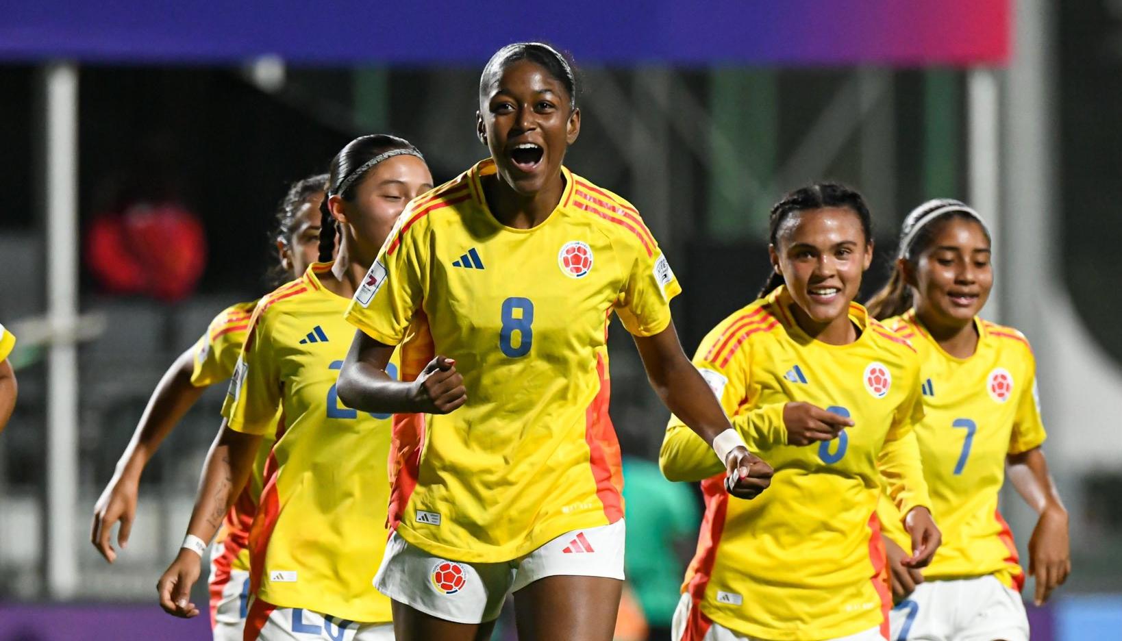London Crawford (8) celebra tras marcar el sgundo gol colombiano. 