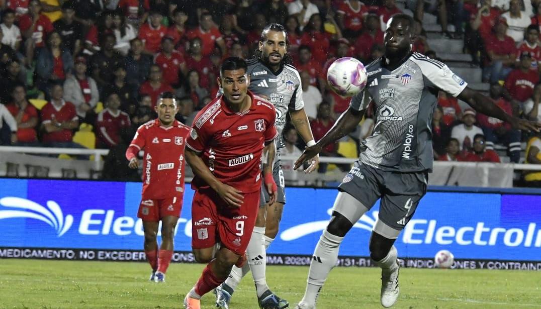 José Cuenú, de flojo partido, se apresta a rechazar ante la presión de Luis Ramos. 