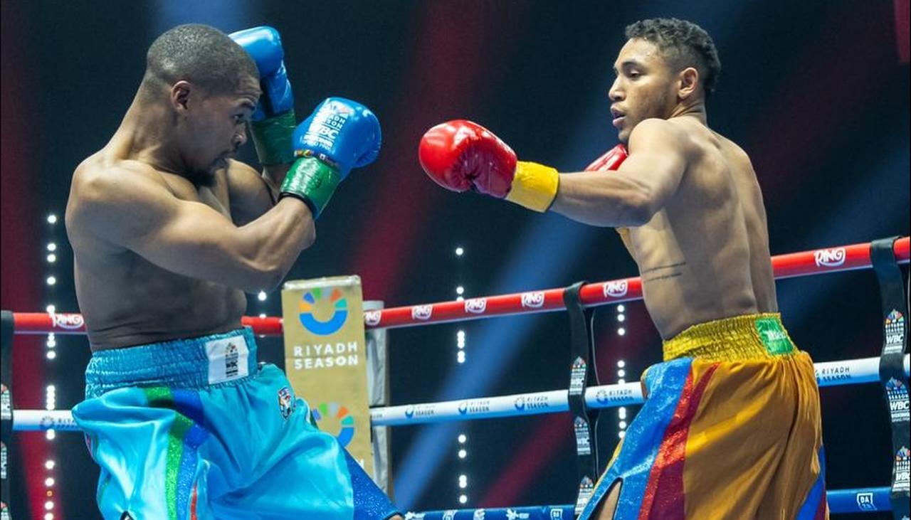 El colombiano Carlos Utria durante su combate con el sudafricano Ntethelelo Nkosi.